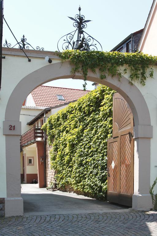 Gaestehaus Hebinger Am Schlosspark Deidesheim Exterior foto