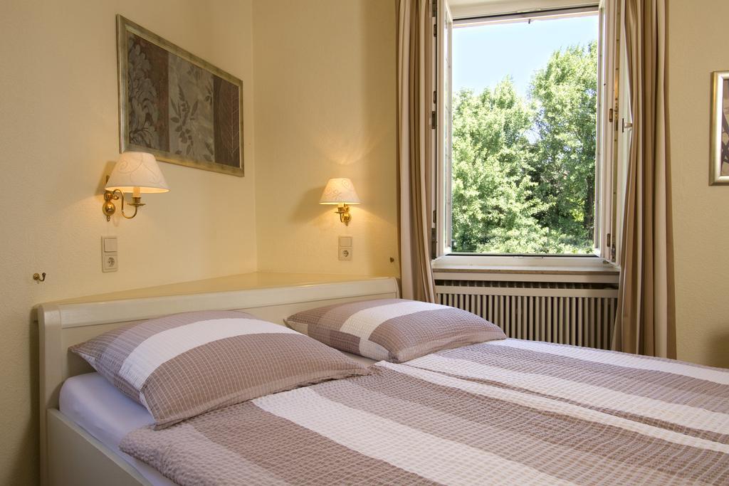 Gaestehaus Hebinger Am Schlosspark Deidesheim Habitación foto
